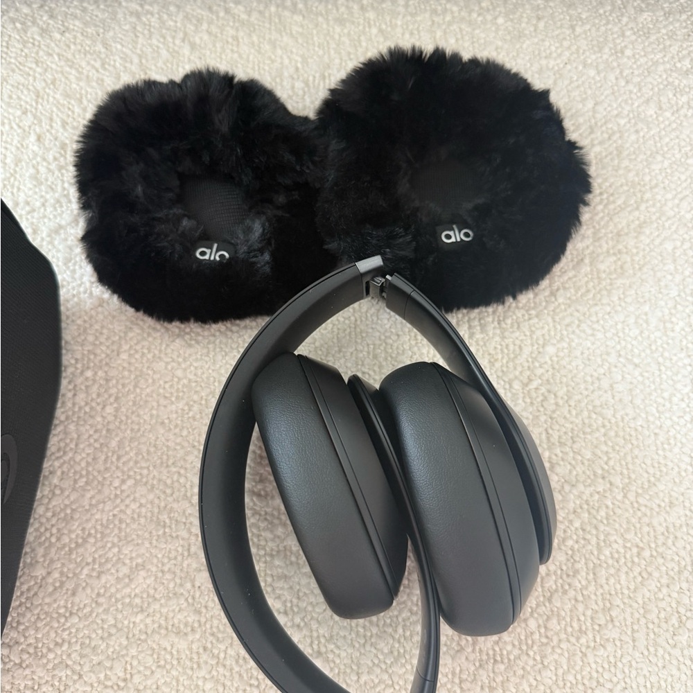 Alo/ Beats Black Wireless Headphones - Picture 2 of 6